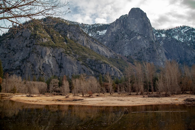 De mening van landschap wijst binnen op water bij het Nationale Park van Yosemite in de winter