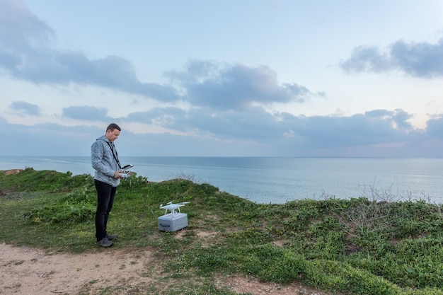 De mens bereidt een drone voor op de vlucht.