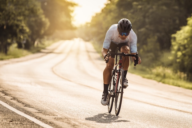 De mens berijdt een fiets bij geplaatste zon