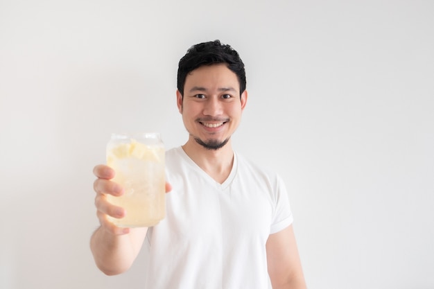 De mens drinkt ijskoude limoensoda op isoleren witte achtergrond.