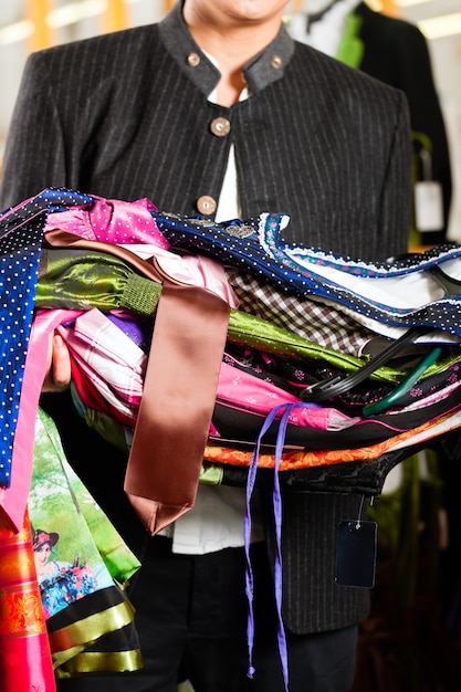 De mens koopt Tracht of dirndl in een winkel