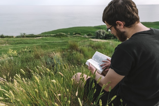 De mens leest buiten een boek