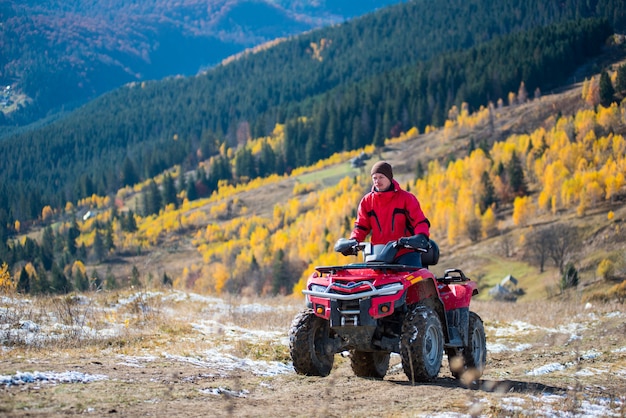 De mens rijdt op een atv op bergweg