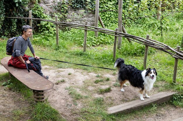 De mens rust in een park met hond