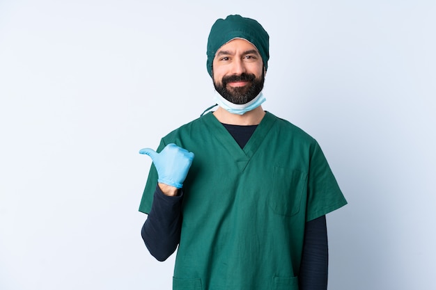 De mens van de chirurg in groen uniform over muur die aan de kant richt