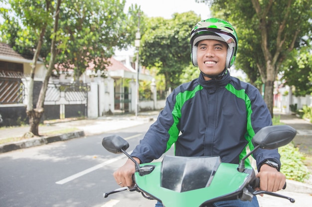 De mens werkt als een commerciële motorrijder
