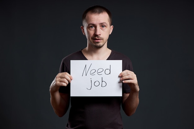 Foto de mens zoekt geïsoleerd werk werkgelegenheid