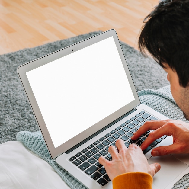 Foto de mensen doorbladerende laptop van de close-up op bed