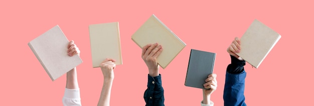 Foto de mensenhanden die boeken vasthouden, leren en studeren, kennisonderwijs