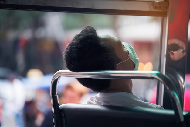 De mensenslaap wordt daarna geprobeerd van het harde werk in openbare omnibus van Bangkok in Bangkok, Thailand