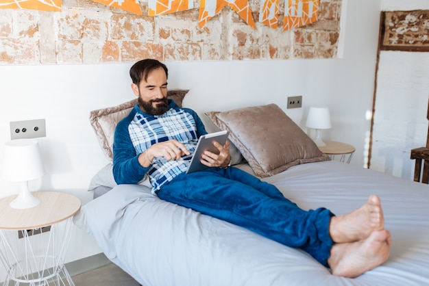 Foto de mensenzitting in bed ontspande thuis op ingediend