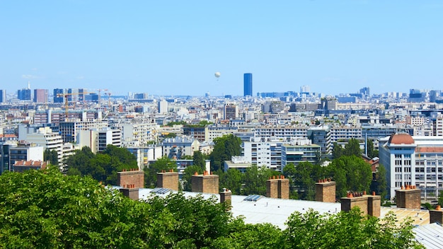 De met bomen omzoomde lanen van Parijs met hun haussmann-gebouwen en de Montparnasse-toren 16e arrondissement