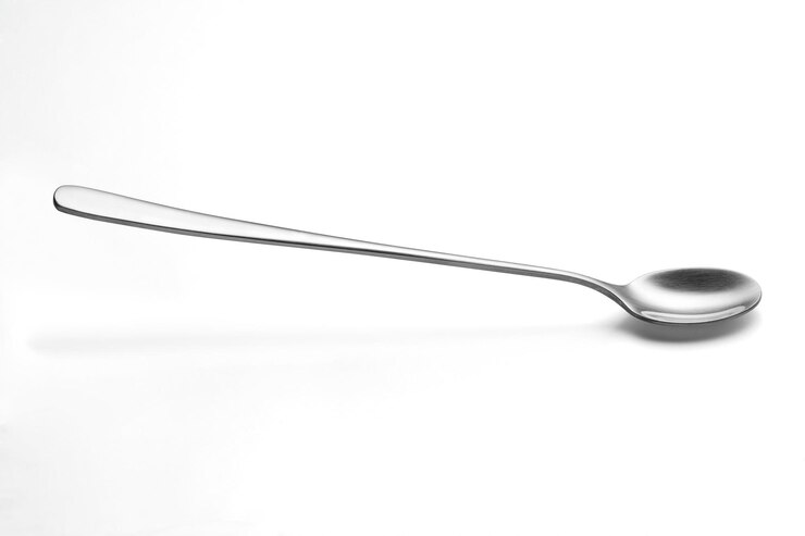 De metalen glanzende lepel met lange steel