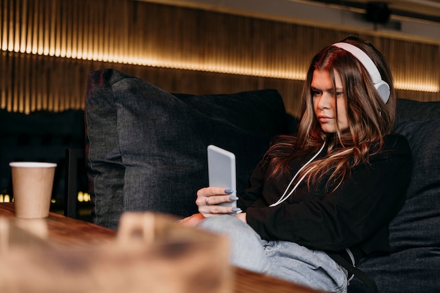 Foto de middelgroot geschoten telefoon van de vrouwenholding