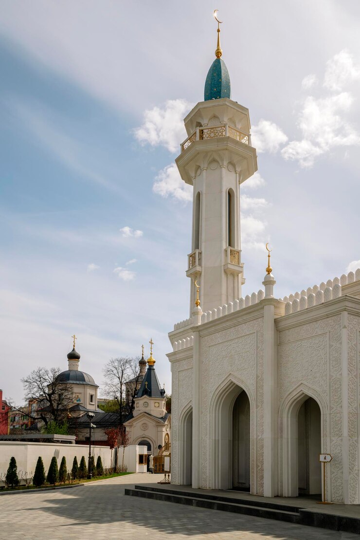 De minaret van de Irek-moskee en de kerk van de heilige grote martelaar Evdokia Kazan Tatarstan