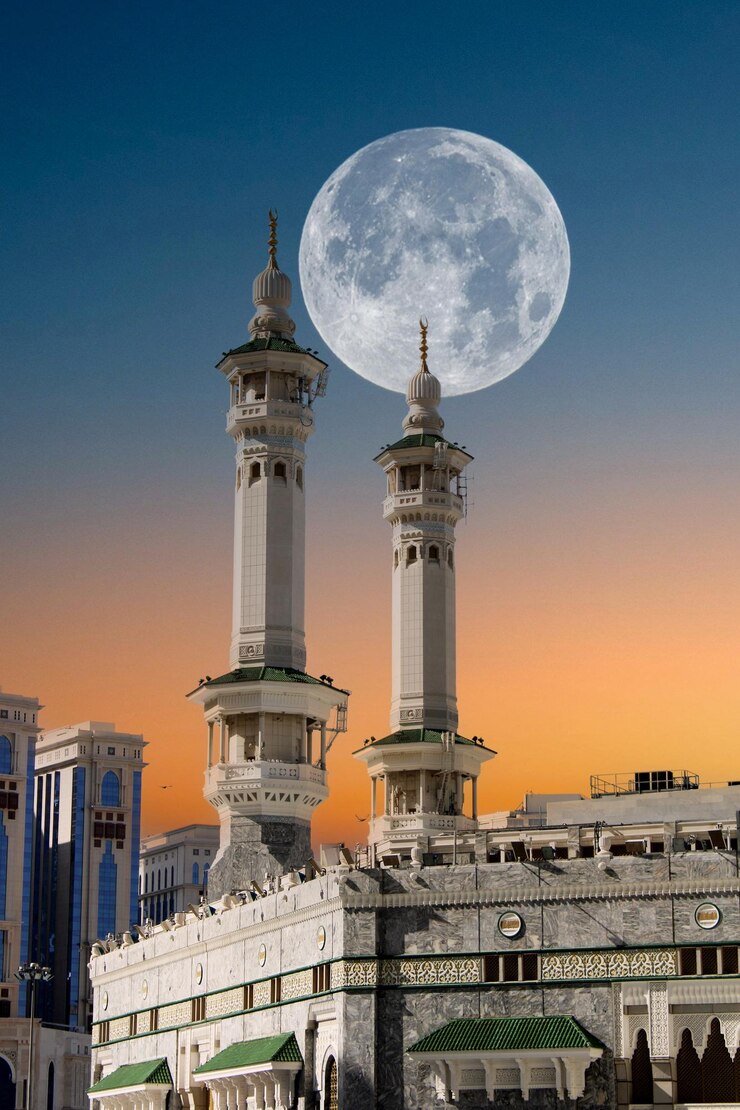 Foto de minaretten van de mekkaanse kaaba met maan geweldige hemel