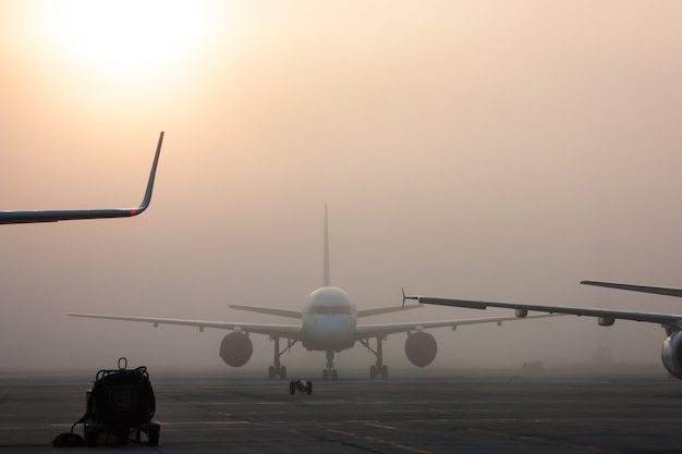 De mist op het luchthavenplatform