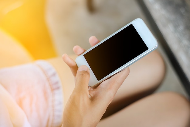 De mobiele telefoon van het vrouwengebruik in koffiewinkel