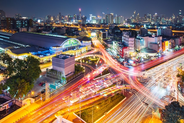 De moderne achtergrond van de stadsnacht, de lichte slepen op het moderne gebouw in Bangkok Thailand