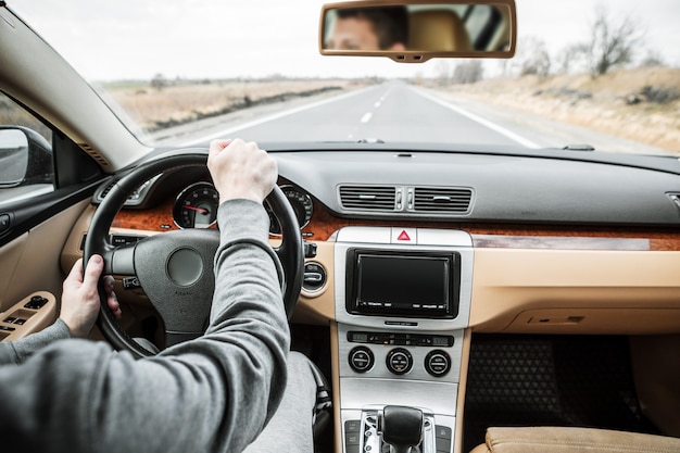 De moderne auto rijden op een asfaltweg