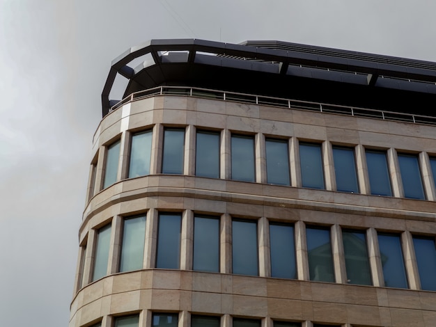 De moderne bouw van het wolkenkrabberglas in de stad