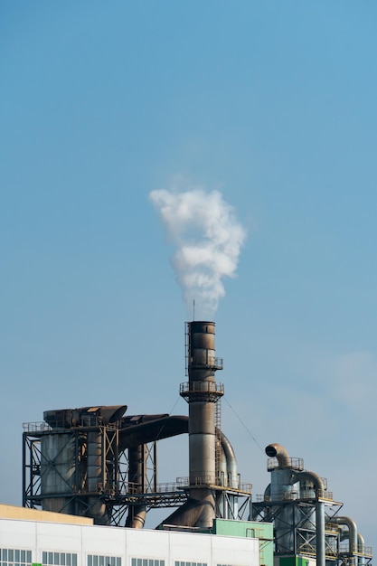 De moderne chemische industrie schaadt de samenleving en natuurlijke hulpbronnen Uitputting van natuurlijke hulpbronnen Giftige rook komt uit de fabrieksschoorsteen Fabriek voor de productie van meststoffen pesticiden