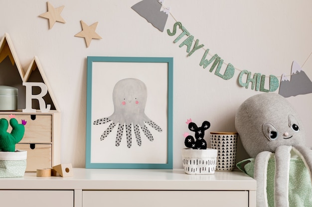 De moderne Scandinavische newborn babykamer met frame, houten auto, knuffels, kinderaccessoires, wolken en hangende slinger