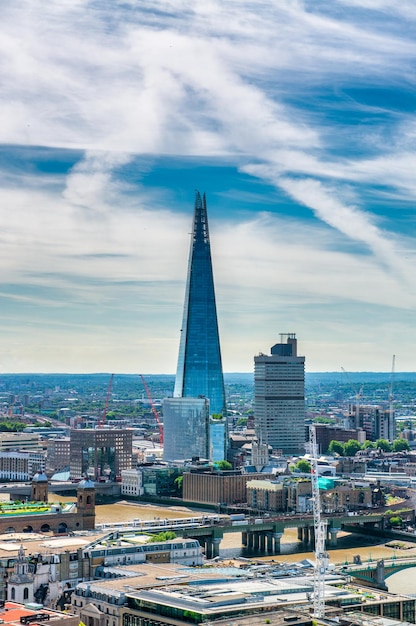 De moderne skyline van Londen langs de rivier de Theems in het zomerseizoen.