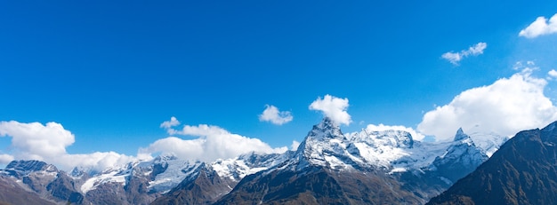 De Mont Blanc is de hoogste berg in de Alpen en de hoogste van Europa. Prachtig panorama van de Europese Alpen in zonnige dag. Haute-Savoie, Frankrijk.