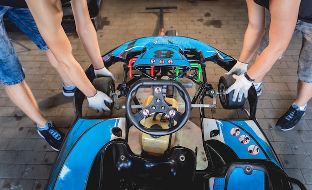 De monteur kart-raceservice verwisselt de wielen