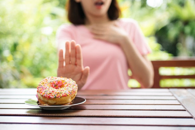 De mooie Aziatische gezonde vrouw van middelbare leeftijd zittend op het balkon