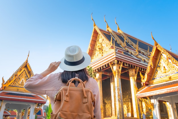 De mooie Aziatische toeristenvrouw geniet van reis op Vakantie in Bangkok in Thailand