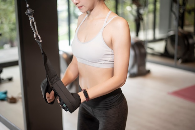 De mooie Aziatische vrouw doet oefening in de gymnastiek