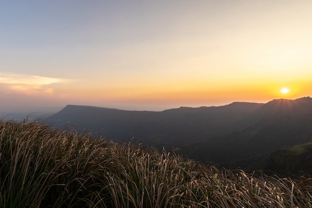 De mooie berg Thailand van de zonsonderganglandschap