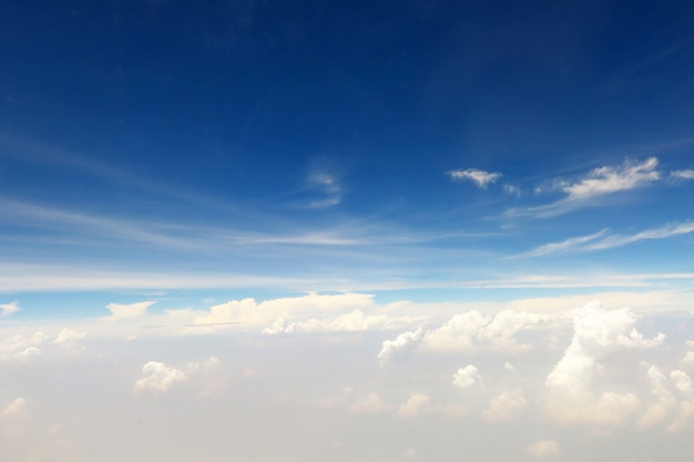 Foto de mooie heldere blauwe hemelachtergrond met wat witte wolk