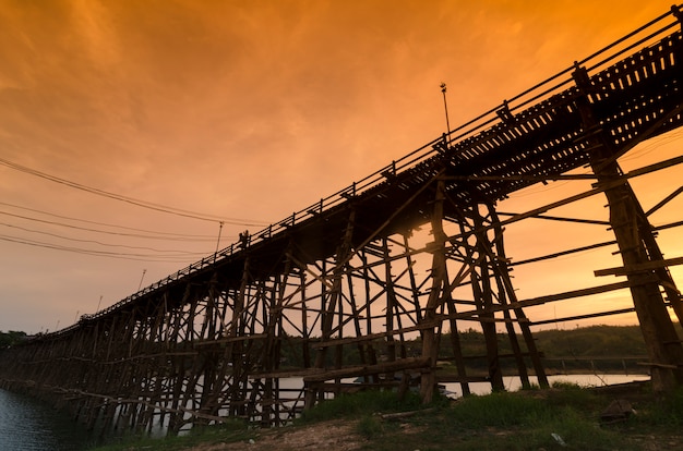 De mooie houten brug met zonsopgang en mist in Sangklaburi in Kanchanaburi, Thailand