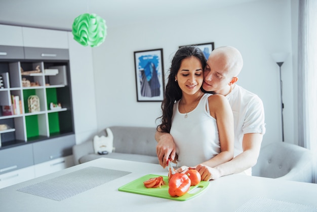 De mooie jonge groenten van de paarmalen samen in de keuken.