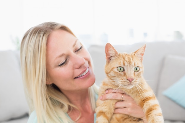 De mooie jonge kat van de vrouwenholding thuis