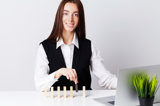 De mooie jonge vrouw toont op onderwerpen het concept bedrijfsontwikkeling aan