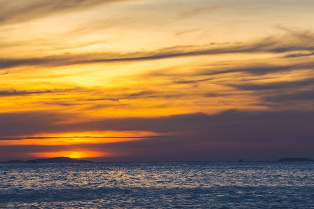 De mooie lucht en de zee bij zonsondergang.