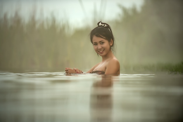 De mooie meisjes die bad in japanse stijl nemen onsen de hete lentes