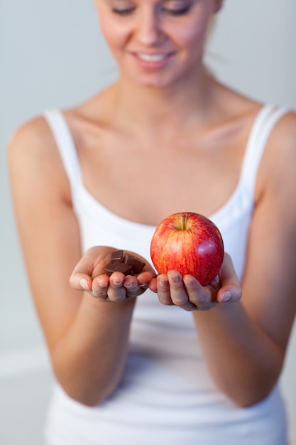 De mooie nadruk van de vrouwenholding chocolade en van de appel op appel