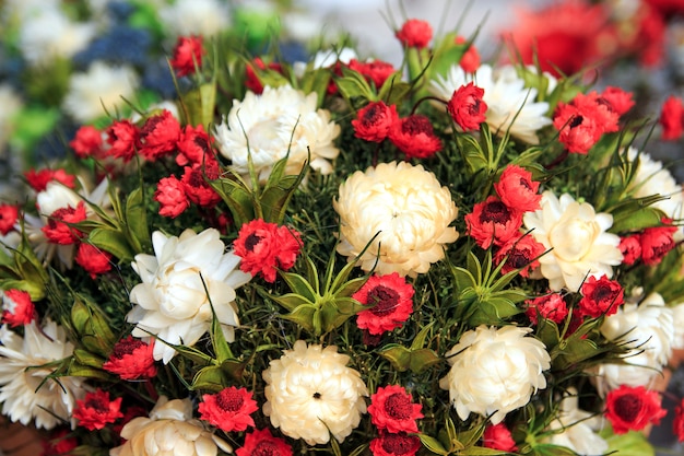 De mooie samenstelling van het de herfstboeket van droge weidebloemen met bladeren