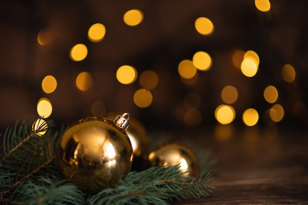 Foto de mooie snuisterijen van kerstmis gouden zilveren deco met giften op donkere zwarte achtergrond. plat lag ontwerp. kopieer ruimte. horizontaal.
