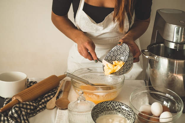 De mooie vrouw bakt muffins