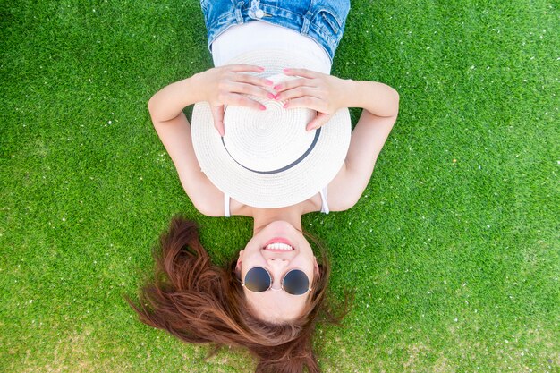 De mooie vrouw bepaalt op groen