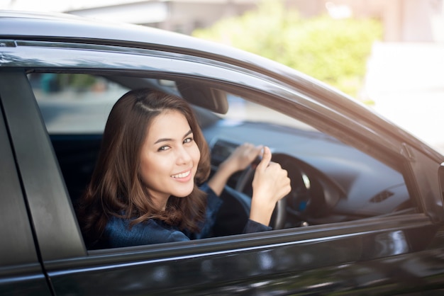 De mooie vrouw drijft haar auto