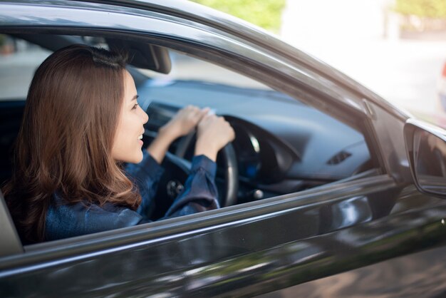 De mooie vrouw drijft haar auto