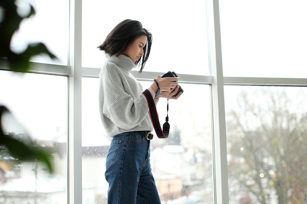 De mooie vrouw is een professionele fotograaf met dslrcamera