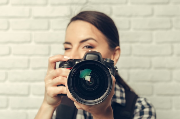 De mooie vrouw is een professionele fotograaf met dslrcamera